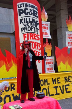 San Francisco, Ca - 16 Aralık 2019: Kimliği belirsiz protestocular PG & E genel merkezi önünde ve Market ve Beale 'deki trafiği engelliyorlar. Talepler arasında şirketin kamu malı olması da yer alıyor.
