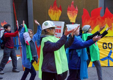 San Francisco, Ca - 16 Aralık 2019: Kimliği belirsiz protestocular PG & E genel merkezi önünde ve Market ve Beale 'deki trafiği engelliyorlar. Talepler arasında şirketin kamu malı olması da yer alıyor.