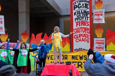 San Francisco, Ca - 16 Aralık 2019: Kimliği belirsiz protestocular PG & E genel merkezi önünde ve Market ve Beale 'deki trafiği engelliyorlar. Talepler arasında şirketin kamu malı olması da yer alıyor.