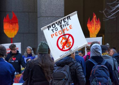 San Francisco, Ca - 16 Aralık 2019: Kimliği belirsiz protestocular PG & E genel merkezi önünde ve Market ve Beale 'deki trafiği engelliyorlar. Talepler arasında şirketin kamu malı olması da yer alıyor.