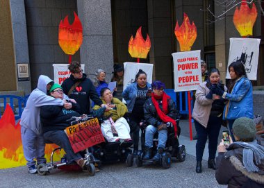San Francisco, Ca - 16 Aralık 2019: Kimliği belirsiz protestocular PG & E genel merkezi önünde ve Market ve Beale 'deki trafiği engelliyorlar. Talepler arasında şirketin kamu malı olması da yer alıyor.