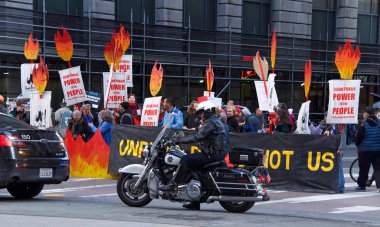 San Francisco, Ca - 16 Aralık 2019: Kimliği belirsiz protestocular PG & E genel merkezi önünde ve Market ve Beale 'deki trafiği engelliyorlar. Talepler arasında şirketin kamu malı olması da yer alıyor.