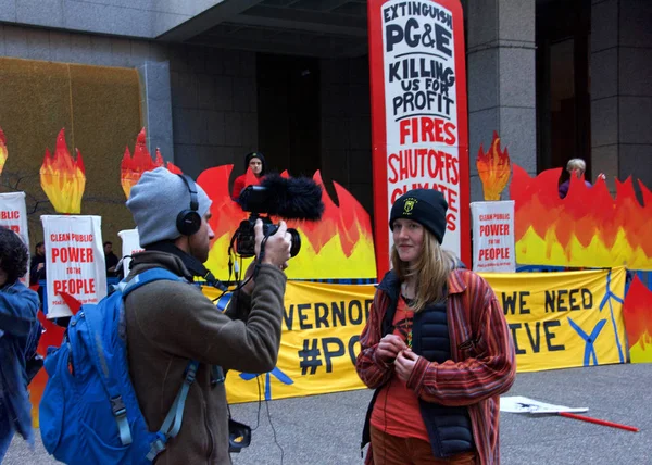 San Francisco, Ca - 16 Aralık 2019: Kimliği belirsiz protestocular PG & E genel merkezi önünde ve Market ve Beale 'deki trafiği engelliyorlar. Talepler arasında şirketin kamu malı olması da yer alıyor.