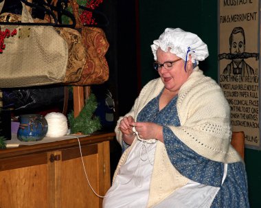 Daly City, Ca - 21 Aralık 2019 Dickens Fuarı 'nın kostümlü katılımcıları. Zamanda geriye giderek yılbaşı sezonu için Victoria Dönemi 'nin loş sokaklarına.