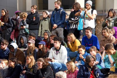 Oakland, CA - 17 Ocak 2020: Gençlik Kıyamete Karşı İklim Eylemi 'nin tanımlanamayan katılımcıları Belediye Binası önünde protesto ediyorlar. Birçok genç öğrenci iklim değişikliğini protesto etmek için cuma günleri sınıftan izin alıyor..