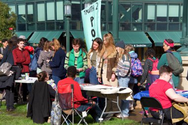 Oakland, CA - 17 Ocak 2020: Gençlik Kıyamete Karşı İklim Eylemi 'nin tanımlanamayan katılımcıları Belediye Binası önünde protesto ediyorlar. Birçok genç öğrenci iklim değişikliğini protesto etmek için cuma günleri sınıftan izin alıyor..