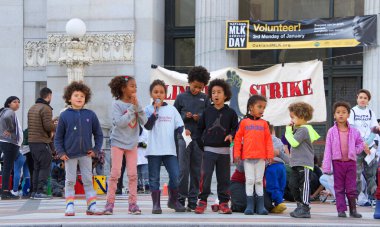 Oakland, CA - 17 Ocak 2020: Gençlik Kıyamete Karşı İklim Eylemi 'nin tanımlanamayan katılımcıları Belediye Binası önünde protesto ediyorlar. Birçok genç öğrenci iklim değişikliğini protesto etmek için cuma günleri sınıftan izin alıyor..