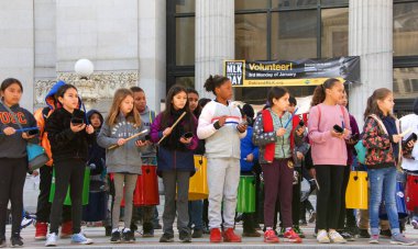 Oakland, CA - 17 Ocak 2020: Gençlik Kıyamete Karşı İklim Eylemi 'nin tanımlanamayan katılımcıları Belediye Binası önünde protesto ediyorlar. Birçok genç öğrenci iklim değişikliğini protesto etmek için cuma günleri sınıftan izin alıyor..