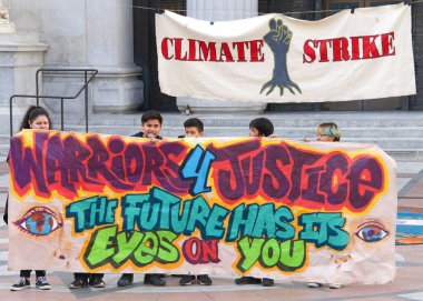 Oakland, CA - 17 Ocak 2020: Gençlik Kıyamete Karşı İklim Eylemi 'nin tanımlanamayan katılımcıları Belediye Binası önünde protesto ediyorlar. Birçok genç öğrenci iklim değişikliğini protesto etmek için cuma günleri sınıftan izin alıyor.