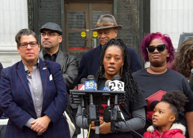 Oakland, Ca - 20 Ocak 2020: Dominique Walker, Moms 4 Housing 'in bir üyesi ve grup sözcüsü, Kaliforniya' da barınma hakkının insan hakları olması yönündeki hareketlerini Belediye Binası önünde anlatıyor..