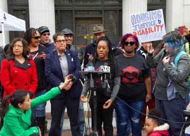 Oakland, Ca - 20 Ocak 2020: Dominique Walker, Moms 4 Housing 'in bir üyesi ve grup sözcüsü, Kaliforniya' da barınma hakkının insan hakları olması yönündeki hareketlerini Belediye Binası önünde anlatıyor..