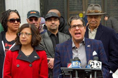 Oakland, Ca - 20 Ocak 2020: Oakland Belediye Meclisi üyesi Rebecca Kaplan, Belediye Binası önünde annelerin konutları ve konutların Ca 'da bir insan hakkı olması gerektiği yönündeki hareketleri hakkında konuşuyor.