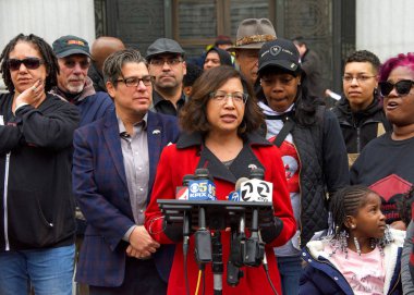 Oakland, Ca - 20 Ocak 2020: 2. Bölge Konsey üyesi Nikki Bas, Belediye Binası önünde yaptığı konuşmada, Moms4house ve konutların Kaliforniya 'da bir insan hakkı olması gerektiğini söyledi..