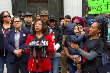 Oakland, Ca - 20 Ocak 2020: 2. Bölge Konsey üyesi Nikki Bas, Belediye Binası önünde yaptığı konuşmada, Moms4house ve konutların Kaliforniya 'da bir insan hakkı olması gerektiğini söyledi..