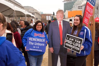 San Francisco, Ca - 25 Ocak 2020: Meçhul katılımcılar 16. Yaşam Yürüyüşü mitingine katıldılar. Gerçek boyutta selfie çekmek Başkan Trump 'tan kesilmiş..