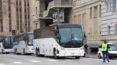 San Francisco, Ca - 25 Ocak 2020: 16. Yaşam Yürüyüşü mitingi ve yürüyüşü için yüzlerce katılımcıyı otobüsle Civic Center Plaza 'ya götürüyor. Polis trafiği yönlendiriyor.