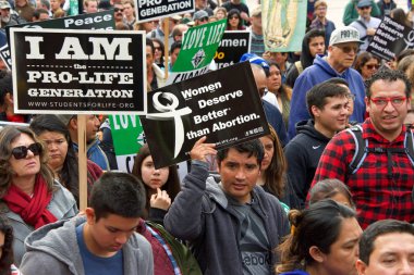 San Francisco, Ca - 25 Ocak 2020: 16. Yıllık Yaşam Yürüyüşü 'nün kimliği belirsiz katılımcıları ellerinde profesyonel yaşam işaretleri ve pankartlarla Market Caddesi' nde yürüyor.