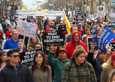 San Francisco, Ca - 25 Ocak 2020: 16. Yıllık Yaşam Yürüyüşü 'nün kimliği belirsiz katılımcıları ellerinde profesyonel yaşam işaretleri ve pankartlarla Market Caddesi' nde yürüyor.
