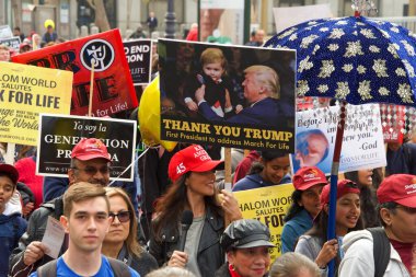 San Francisco, Ca - 25 Ocak 2020: 16. Yıllık Yaşam Yürüyüşü 'nün kimliği belirsiz katılımcıları ellerinde profesyonel yaşam işaretleri ve pankartlarla Market Caddesi' nde yürüyor.