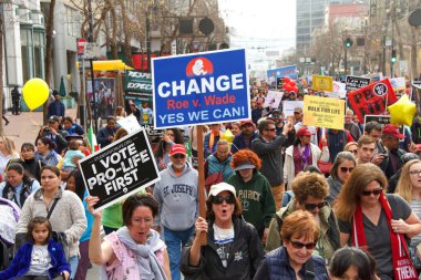 San Francisco, Ca - 25 Ocak 2020: 16. Yıllık Yaşam Yürüyüşü 'nün kimliği belirsiz katılımcıları ellerinde profesyonel yaşam işaretleri ve pankartlarla Market Caddesi' nde yürüyor.