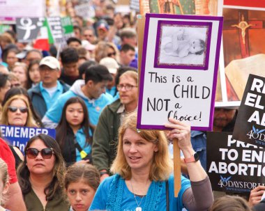 San Francisco, Ca - 25 Ocak 2020: 16. Yıllık Yaşam Yürüyüşü 'nün kimliği belirsiz katılımcıları ellerinde profesyonel yaşam işaretleri ve pankartlarla Market Caddesi' nde yürüyor.