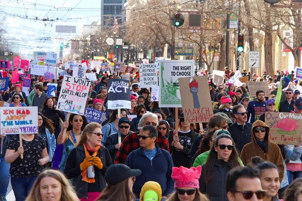 San Francisco Stycznia 2020 Niezidentyfikowani Uczestnicy Marszu Kobiet Zaprojektowany Myślą — Zdjęcie stockowe