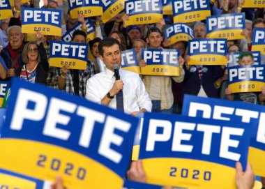 Sacramento, Ca - 14 Şubat 2020: Başkan adayı Pete Buttigieg, South Bend Indiana Belediye Başkanı, Sacramento şehir merkezindeki Cesar Chavez Plaza 'da bir belediye binasında konuşuyor..