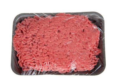  Biftekli siyah köpük tepsisi, yüzde 85 yağsız, plastiğe sarılıp beyaza sarmalanmış..