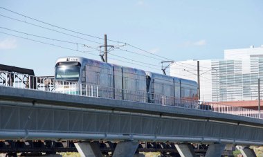 Phoenix, AZ - 7 Mart 2020: Valley Metro Light treni Salt River 'ın üzerinden geçiyor. Şehir merkezinden Mesa ve Sky Harbor Havalimanı 'na kadar uzanan 26 millik Valley hafif tren yolu..