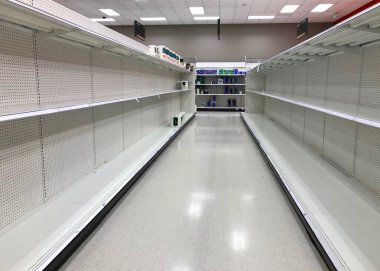 Alameda, CA - 13 Mart 2020: ABD 'deki COVID-19 Novo Corona Virüsü salgınının ardından market rafları panik alışverişinden kalan kağıt havluları boşalttı.