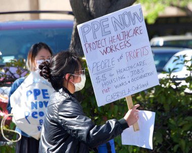 Alameda, CA - 7 Nisan 2020: Alameda Hastanesi 'ndeki hemşireler, diğer endişelerin yanı sıra yetersiz Kişisel Koruyucu Malzeme veya PPE' yi protesto ettiler.