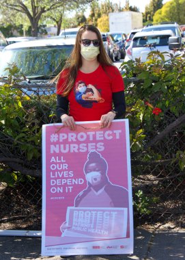 Alameda, CA - 7 Nisan 2020: Alameda Hastanesi 'ndeki hemşireler, diğer endişelerin yanı sıra yetersiz Kişisel Koruyucu Malzeme veya PPE' yi protesto ettiler.