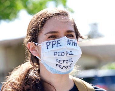 Alameda, CA - 7 Nisan 2020: Alameda Hastanesi 'ndeki hemşireler, diğer endişelerin yanı sıra yetersiz Kişisel Koruyucu Malzeme veya PPE' yi protesto ettiler.