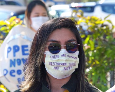 Alameda, CA - 7 Nisan 2020: Alameda Hastanesi 'ndeki hemşireler, diğer endişelerin yanı sıra yetersiz Kişisel Koruyucu Malzeme veya PPE' yi protesto ettiler.