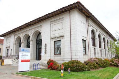 Alameda, CA - 12 Nisan 2020: Kaiser Permanente Tıp Bürosu. En büyük kar amacı gütmeyen ülkelerden biri olan Oakland, Kaliforniya 'da bulunan üyelere hizmet veriyor..