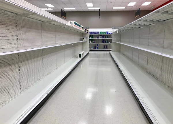 Alameda, CA - 13 Mart 2020: ABD 'deki COVID-19 Novo Corona Virüsü salgınının ardından market rafları panik alışverişinden kalan kağıt havluları boşalttı.