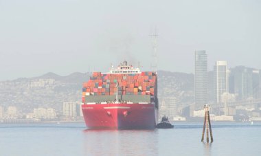 Oakland, CA - 5 Mayıs 2020: Sisli bir günde Oakland Limanı 'na Kargo Gemisi One Limanı manevrası. Ocean Network Express, Nippon Yusen Kaisha ile Mitsui O.S.K. Satırlar ve K Çizgisi.