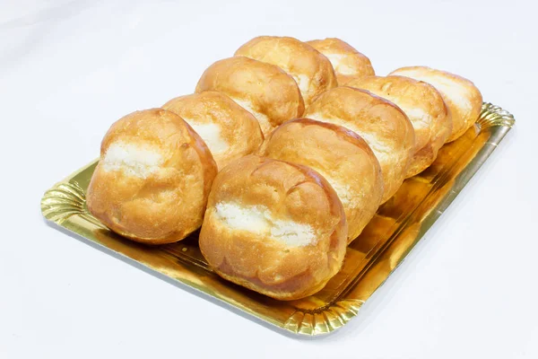 Plateau de petits pains au lait délicieux et savoureux . — Photo