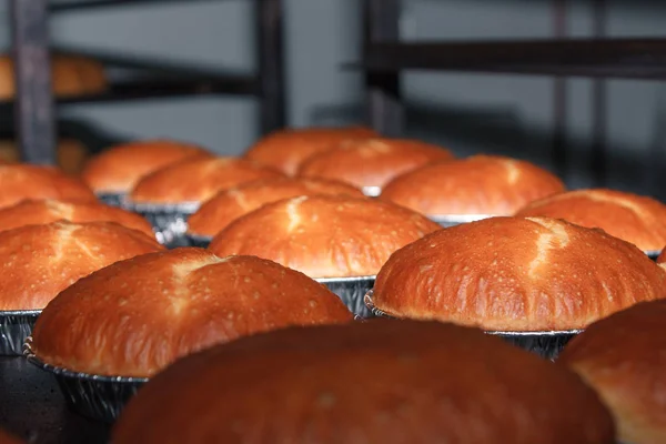 Delicious cake fresh out of the oven. — Stock Photo, Image