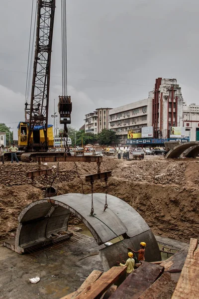 21 Jun-2005 kıvrımlı beton levha metro inşaatı devam ediyor metro sineması dhobitalao-mumbai INDIA Asia yakınlarında