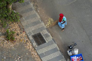 18 Nisan 2020 Lok Gram Kompleksi Kalyan Maharashtra Hindistan 'ı süpüren kadın