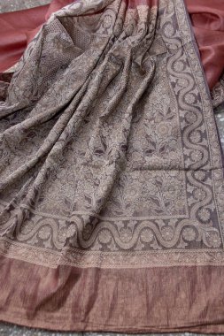 7-Apr-2005 Hint ipeği geleneksel dizaynı sari mumbai maharashtra INDIA