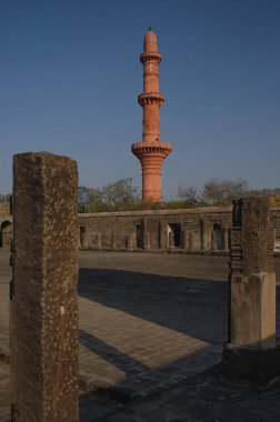 Chand Minar ya da Ay Kulesi, Aurangabad Maharashtra INDIA yakınlarında 14. yüzyıldan kalma bir kale olan Devagiri olarak da bilinen bir ortaçağ kulesidir.