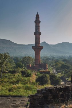 Chand Minar ya da Ay Kulesi bir ortaçağ kitabıdır.
