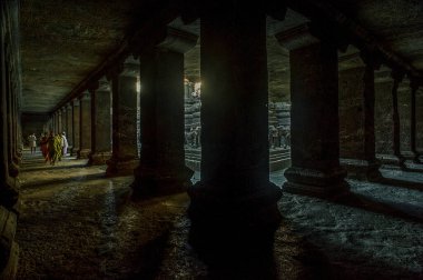 Kailash şablonu koridorunda 13 Kasım 2011 turistleri UNESCO dünya mirası sitesi Verul ellora Aurangabad Maharashtra INDIA yakınlarında