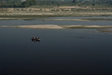 08-Mar-2007 Yamuna Nehri Taj Mahal 'in arkasında, Agra, Yamuna nehrinin manzarası, aynı zamanda Jamuna olarak da bilinir, Agra Uttar Pradesh INDIA' nın en uzun ve ikinci büyük koludur.