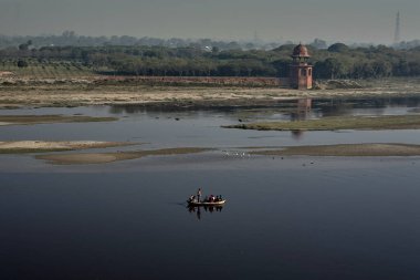 08-Mar-2007 Yamuna Nehri Taj Mahal 'in arkasında, Agra, Yamuna nehrinin manzarası, aynı zamanda Jamuna olarak da bilinir, Agra Uttar Pradesh INDIA' nın en uzun ve ikinci büyük koludur.