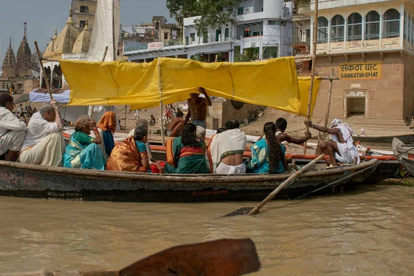 Паломники Путешествующие Лодках Санката Гат Варанаси Уттар Прадеш — стоковое фото