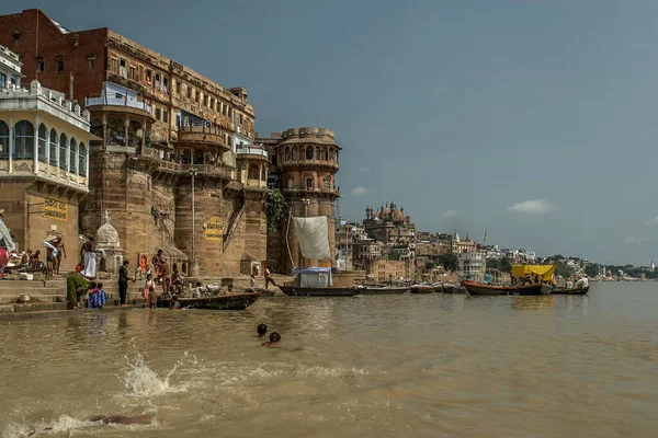 2005年10月4日至10月5日 Sankatha Ghat Varanasi Uttar Pradesh India Asia的朝圣者 — 图库照片