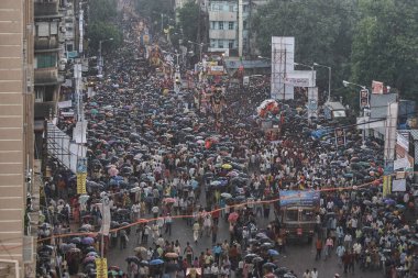 Lord Ganesh Ganpati filinin 04-0-2005-Idol 'u Chowpatty' de tanrı visarjan; Bombay Mumbai; Maharashtra; Hindistan